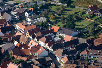 Rue principale à Birkweiler dans le département Rhénanie-Palatinat, Allemagne vue d'en haut