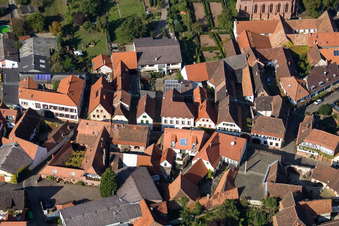 Rue principale à Birkweiler dans le département Rhénanie-Palatinat, Allemagne vue du ciel