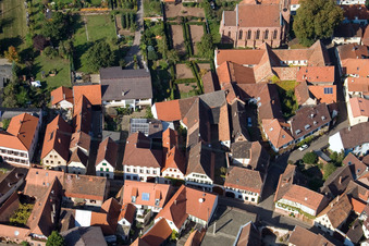 Enregistrement par drone de Rue principale à Birkweiler dans le département Rhénanie-Palatinat, Allemagne