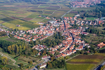 Vue aérienne de Vue de la ville depuis le sud-ouest à Siebeldingen dans le département Rhénanie-Palatinat, Allemagne