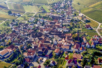 Vue oblique de Village viticole de l'est à Birkweiler dans le département Rhénanie-Palatinat, Allemagne