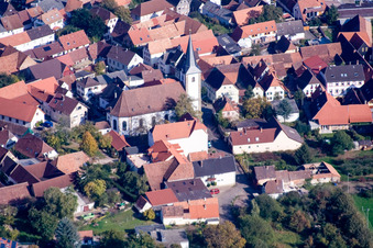 Vue aérienne de Église protestante à le quartier Mörzheim in Landau in der Pfalz dans le département Rhénanie-Palatinat, Allemagne