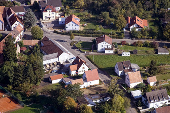 Vue aérienne de Raiffeisenstrasse à le quartier Mörzheim in Landau in der Pfalz dans le département Rhénanie-Palatinat, Allemagne