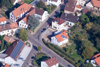 Vue oblique de Raiffeisenstraße x Mörzheimer Hauptstr à le quartier Mörzheim in Landau in der Pfalz dans le département Rhénanie-Palatinat, Allemagne