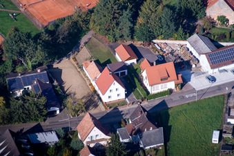 Vue oblique de Raiffeisenstrasse à le quartier Mörzheim in Landau in der Pfalz dans le département Rhénanie-Palatinat, Allemagne