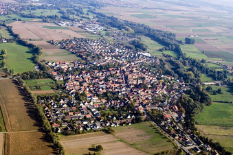 Vue aérienne de De l'ouest à le quartier Billigheim in Billigheim-Ingenheim dans le département Rhénanie-Palatinat, Allemagne