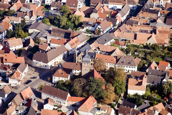 Vue aérienne de Rue du Marché avec l'église protestante Saint-Martin à le quartier Billigheim in Billigheim-Ingenheim dans le département Rhénanie-Palatinat, Allemagne