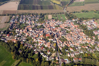 Vue aérienne de Du sud à le quartier Billigheim in Billigheim-Ingenheim dans le département Rhénanie-Palatinat, Allemagne