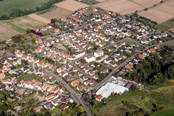 Vue des rues et des maisons dans les quartiers résidentiels à le quartier Billigheim in Billigheim-Ingenheim dans le département Rhénanie-Palatinat, Allemagne d'en haut