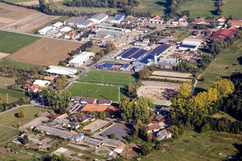 Vue aérienne de Zone industrielle et terrains de sport du TSV Fortuna Ingenheim eV à le quartier Billigheim in Billigheim-Ingenheim dans le département Rhénanie-Palatinat, Allemagne