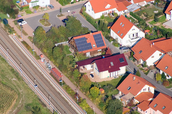 Au chemin de fer à Steinweiler dans le département Rhénanie-Palatinat, Allemagne d'en haut