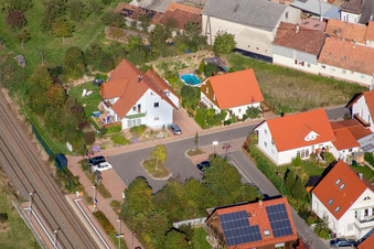 Au chemin de fer à Steinweiler dans le département Rhénanie-Palatinat, Allemagne hors des airs