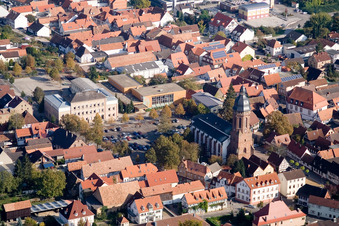 Vue aérienne de Place du marché, salle des fêtes, école primaire Georg Riedinger, église Saint-Georges à Kandel dans le département Rhénanie-Palatinat, Allemagne