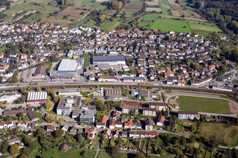 Lycée Ludwig-Marum Pfinztal à le quartier Berghausen in Pfinztal dans le département Bade-Wurtemberg, Allemagne du point de vue du drone