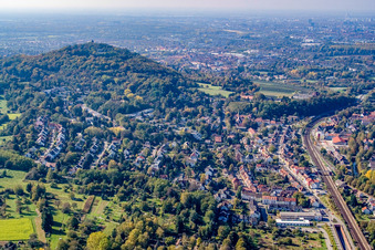 Vue aérienne de Turmberg vu de l'est à le quartier Grötzingen in Karlsruhe dans le département Bade-Wurtemberg, Allemagne