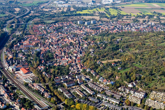 Vue aérienne de Vue des rues et des maisons dans les quartiers résidentiels à le quartier Grötzingen in Karlsruhe dans le département Bade-Wurtemberg, Allemagne