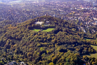 Vue aérienne de Turmberg vu de l'est à le quartier Durlach in Karlsruhe dans le département Bade-Wurtemberg, Allemagne