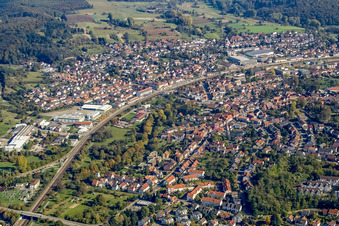 Vue aérienne de Lieu du sud-ouest à le quartier Berghausen in Pfinztal dans le département Bade-Wurtemberg, Allemagne