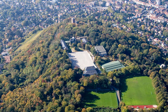 Vue aérienne de Terrains de football de l'école de sport de Schöneck (centre de performance de l'association de football de Bade et de l'association sportive de Bade) sur le Turmberg à le quartier Durlach in Karlsruhe dans le département Bade-Wurtemberg, Allemagne