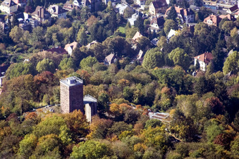 Vue aérienne de Construction de la tour d'observation sur le Turmberg avec le restaurant gastronomique Anders à le quartier Durlach in Karlsruhe dans le département Bade-Wurtemberg, Allemagne