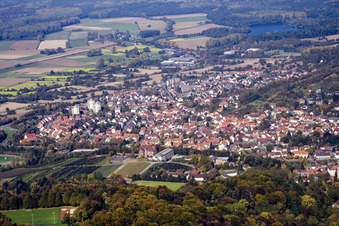 Vue aérienne de Vue des rues et des maisons dans les quartiers résidentiels à le quartier Grötzingen in Karlsruhe dans le département Bade-Wurtemberg, Allemagne