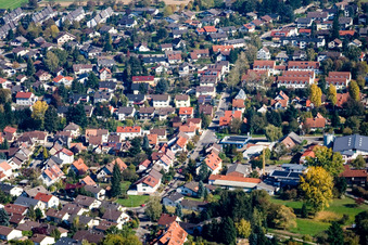 Vue aérienne de En venant de Herrenweg par l'ouest à le quartier Grünwettersbach in Karlsruhe dans le département Bade-Wurtemberg, Allemagne