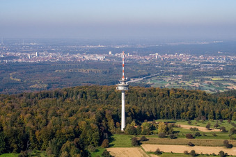 Vue aérienne de Tour de télécommunications à le quartier Grünwettersbach in Karlsruhe dans le département Bade-Wurtemberg, Allemagne
