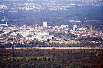 Vue aérienne de De l'est au sud-est à le quartier Durlach in Karlsruhe dans le département Bade-Wurtemberg, Allemagne