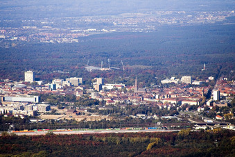 Vue aérienne de Du sud-est à le quartier Durlach in Karlsruhe dans le département Bade-Wurtemberg, Allemagne
