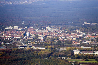 Vue aérienne de De l'est au sud-est à le quartier Oststadt in Karlsruhe dans le département Bade-Wurtemberg, Allemagne