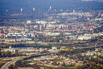 Vue aérienne de Du sud à le quartier Oststadt in Karlsruhe dans le département Bade-Wurtemberg, Allemagne