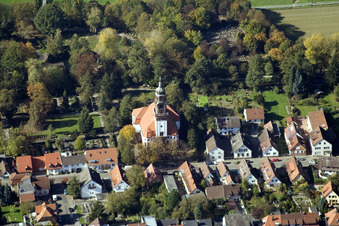 Vue oblique de Église de la Résurrection à le quartier Rüppurr in Karlsruhe dans le département Bade-Wurtemberg, Allemagne