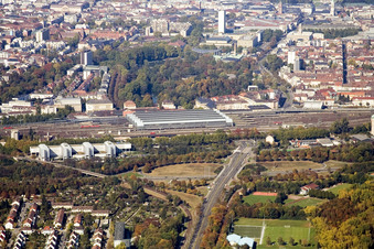 Vue aérienne de Gare centrale depuis le sud à le quartier Südweststadt in Karlsruhe dans le département Bade-Wurtemberg, Allemagne