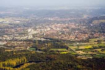 Vue aérienne de Du sud-ouest à le quartier Durlach in Karlsruhe dans le département Bade-Wurtemberg, Allemagne