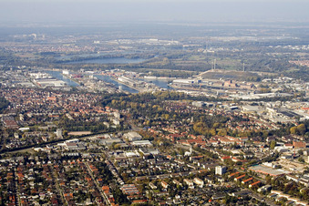 Vue aérienne de Grünwinkel et le port vus de l'est à le quartier Daxlanden in Karlsruhe dans le département Bade-Wurtemberg, Allemagne