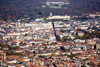 Vue aérienne de Vue panoramique de la ville depuis le KSC Wildparkstadion sur le château et la Herrenstraße jusqu'au parquet fédéral à le quartier Innenstadt-West in Karlsruhe dans le département Bade-Wurtemberg, Allemagne