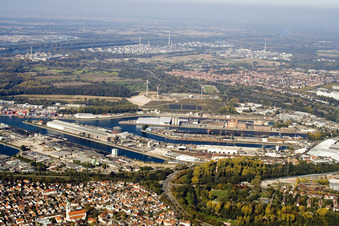 Vue aérienne de Port du Rhin vu du sud à le quartier Mühlburg in Karlsruhe dans le département Bade-Wurtemberg, Allemagne
