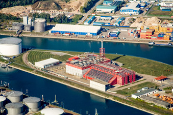Vue aérienne de Installations de l'usine de recyclage des déchets défaillante Thermoselect dans le port du Rhin à le quartier Mühlburg in Karlsruhe dans le département Bade-Wurtemberg, Allemagne