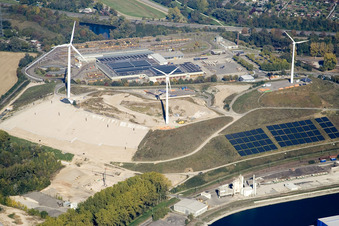 Vue aérienne de Éoliennes sur la montagne de déchets de la décharge de l'Ouest à le quartier Knielingen in Karlsruhe dans le département Bade-Wurtemberg, Allemagne