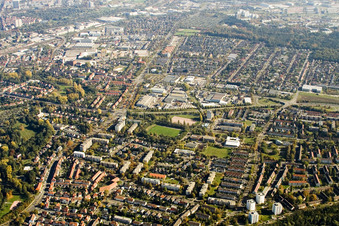 Vue aérienne de De l'ouest à le quartier Daxlanden in Karlsruhe dans le département Bade-Wurtemberg, Allemagne