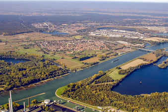 Vue aérienne de Vue de la ville depuis le sud-est, de l'autre côté du Rhin. à le quartier Maximiliansau in Wörth am Rhein dans le département Rhénanie-Palatinat, Allemagne