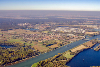 Vue aérienne de Vue de la ville depuis le sud-est, de l'autre côté du Rhin. à le quartier Maximiliansau in Wörth am Rhein dans le département Rhénanie-Palatinat, Allemagne