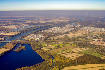 Vue aérienne de Knielinger Seee et la raffinerie de pétrole MiRO du Haut-Rhin à le quartier Knielingen in Karlsruhe dans le département Bade-Wurtemberg, Allemagne