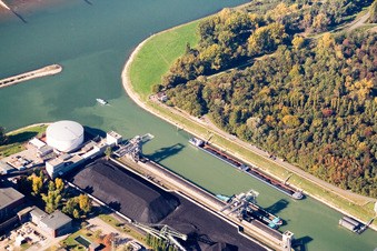Vue aérienne de Embouchure du port du Rhin à le quartier Daxlanden in Karlsruhe dans le département Bade-Wurtemberg, Allemagne