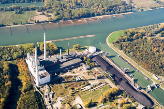 Vue aérienne de Centrale électrique du port du Rhin et embouchure du port à le quartier Daxlanden in Karlsruhe dans le département Bade-Wurtemberg, Allemagne