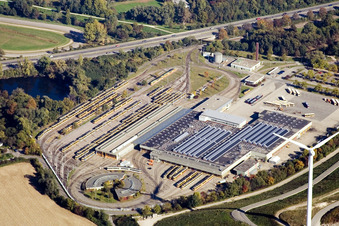Vue aérienne de Dépôt de tramways à l'ouest de la société de transport KVV Karlsruhe au port du Rhin à le quartier Knielingen in Karlsruhe dans le département Bade-Wurtemberg, Allemagne