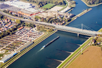 Vue d'oiseau de Rivière - Structures de pont de la route fédérale 10 et du chemin de fer régional sur le Rhin entre Karlsruhe Maxau et Wörth am Rhein à le quartier Maximiliansau in Wörth am Rhein dans le département Rhénanie-Palatinat, Allemagne