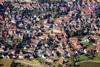 Église catholique de l'Assomption de Marie à le quartier Maximiliansau in Wörth am Rhein dans le département Rhénanie-Palatinat, Allemagne hors des airs