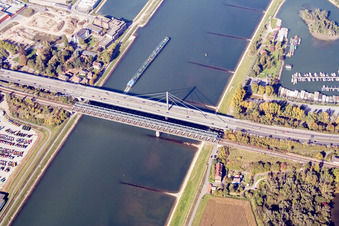 Photographie aérienne de Rivière - Structure de pont sur le Rhin à le quartier Knielingen in Karlsruhe dans le département Bade-Wurtemberg, Allemagne