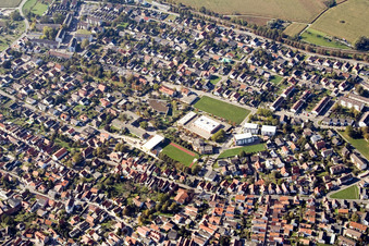 Vue aérienne de Centre-ville avec centre communautaire, Rhine Hall, gymnase et Tulla Hall à l'école de Tulla à le quartier Maximiliansau in Wörth am Rhein dans le département Rhénanie-Palatinat, Allemagne
